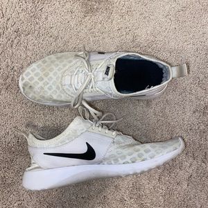 white nike shoes